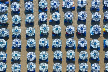 İtalya, Sicilya 'daki İyon Denizi' nin mavi sularındaki Taormina plajının hava manzarası..