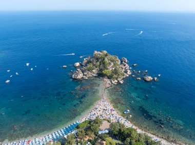 İtalya, Sicilya 'daki İyon Denizi' nin mavi sularındaki Taormina plajının hava manzarası..