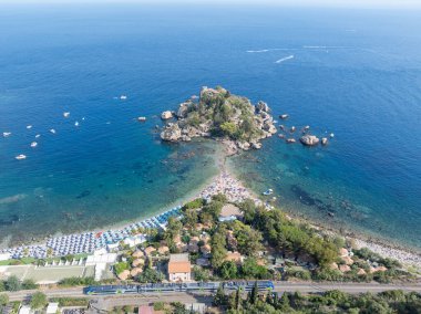 İtalya, Sicilya 'daki İyon Denizi' nin mavi sularındaki Taormina plajının hava manzarası..