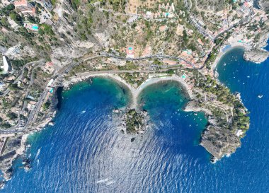 İtalya, Sicilya 'daki İyon Denizi' nin mavi sularındaki Taormina plajının hava manzarası..