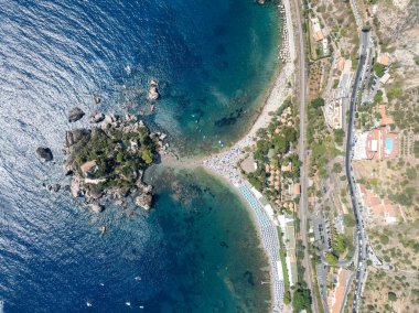 İtalya, Sicilya 'daki İyon Denizi' nin mavi sularındaki Taormina plajının hava manzarası..