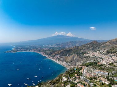 İtalya, Sicilya 'daki İyon Denizi' nin mavi sularındaki Taormina plajının hava manzarası..