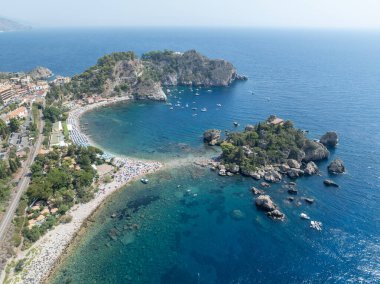 İtalya, Sicilya 'daki İyon Denizi' nin mavi sularındaki Taormina plajının hava manzarası..