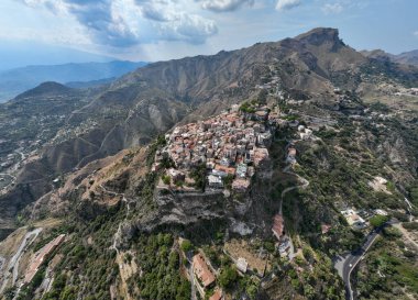Sicilya, İtalya 'daki Taormina ve Castelmola Ortaçağ Köylerinin muhteşem hava manzaraları