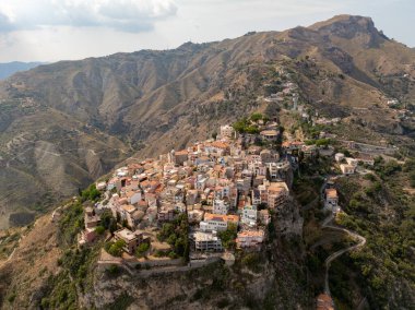 Sicilya, İtalya 'daki Taormina ve Castelmola Ortaçağ Köylerinin muhteşem hava manzaraları