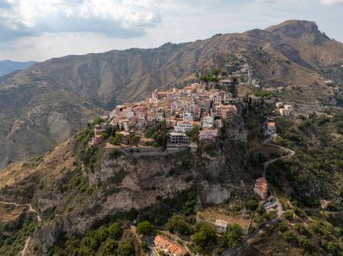 Sicilya, İtalya 'daki Taormina ve Castelmola Ortaçağ Köylerinin muhteşem hava manzaraları