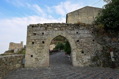 İtalya, Sicilya 'daki Savoca şehrinin taş kemer kapısı. Şehir, Francis Ford Coppola 'nın 