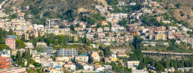 Taormina, Sicilya, İtalya 'nın havadan görünüşü. İyon Denizi 'nin masmavi sularının manzarası.