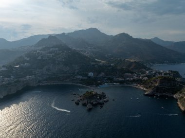 Sicilya, Taormina 'daki sahil ve adanın havadan görünüşü.