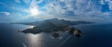 Sicilya, Taormina 'daki sahil ve adanın havadan görünüşü.