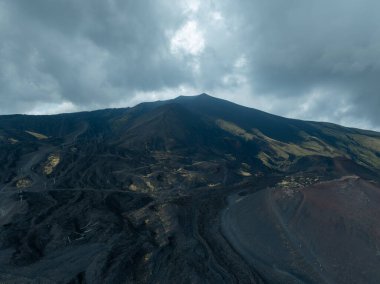 Etna Dağı, Sicilya - İtalya 'da Avrupa' nın en uzun aktif yanardağı 3329 metre. Etna volkanının geniş panoramik görüntüsü, yokuştaki sönmüş kraterler, volkanik aktivite izleri..