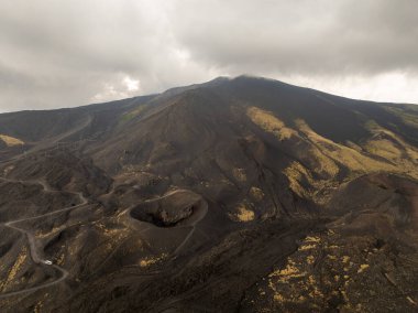 Etna Dağı, Sicilya - İtalya 'da Avrupa' nın en uzun aktif yanardağı 3329 metre. Etna volkanının geniş panoramik görüntüsü, yokuştaki sönmüş kraterler, volkanik aktivite izleri..