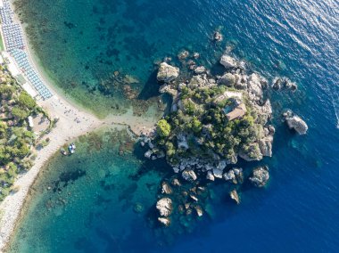 Sicilya, Taormina 'daki sahil ve adanın havadan görünüşü.