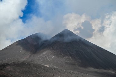 Etna Dağı, Sicilya - İtalya 'da Avrupa' nın en uzun aktif yanardağı 3329 metre. Etna volkanının geniş panoramik görüntüsü, yokuştaki sönmüş kraterler, volkanik aktivite izleri..