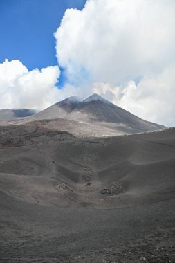 Etna Dağı, Sicilya - İtalya 'da Avrupa' nın en uzun aktif yanardağı 3329 metre. Etna volkanının geniş panoramik görüntüsü, yokuştaki sönmüş kraterler, volkanik aktivite izleri..