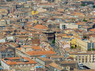 Catania, İtalya 'da Massimo Bellini Tiyatrosu. Teatro Massimo Bellini İtalya 'nın güneyindeki Catania, Sicilya' daki Piazza Vincenzo Bellini 'de yer alan bir opera binasıdır..