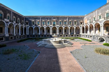 San Nicolo l 'Arena' daki Ortaçağ Benedikt Manastırı. Şimdi Catania Üniversitesi, İtalya.