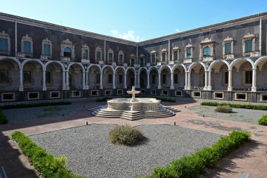 San Nicolo l 'Arena' daki Ortaçağ Benedikt Manastırı. Şimdi Catania Üniversitesi, İtalya.