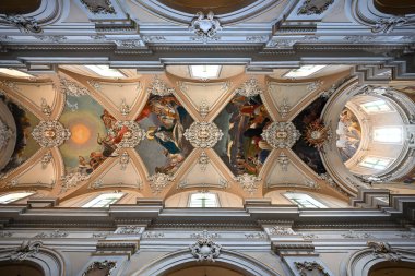 Catania, Sicilya, İtalya - 17 Ağustos 2023: Catania, Sicilya, İtalya 'daki Basilica della Collegiata Kilisesi' nin İçişleri ve freskleri.