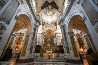 Catania, Sicilya, İtalya - 17 Ağustos 2023: Catania, Sicilya, İtalya 'daki Basilica della Collegiata Kilisesi' nin İçişleri ve freskleri.