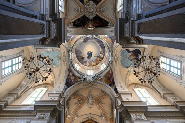 Catania, Sicilya, İtalya - 17 Ağustos 2023: Catania, Sicilya, İtalya 'daki Basilica della Collegiata Kilisesi' nin İçişleri ve freskleri.