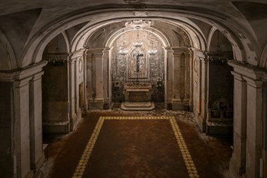 Napoli, İtalya - 15 Ağustos 2023: Santa Maria delle anime del Purgatorio ad Arco Kilisesi, Via dei Tribunali, şehrin tarihi merkezi.