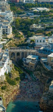 Polignano bir Mare drone atışı. Cala Paura 'nın Puglia, Polignano' daki hava görüntüsü. Güney İtalya 'nın en ünlü plajı..