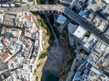 Polignano bir Mare drone atışı. Cala Paura 'nın Puglia, Polignano' daki hava görüntüsü. Güney İtalya 'nın en ünlü plajı..