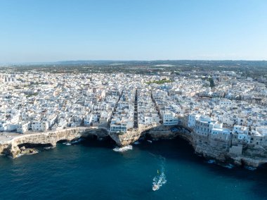 Polignano bir Mare drone atışı. Cala Paura 'nın Puglia, Polignano' daki hava görüntüsü. Güney İtalya 'nın en ünlü plajı..