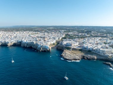 Polignano bir Mare drone atışı. Cala Paura 'nın Puglia, Polignano' daki hava görüntüsü. Güney İtalya 'nın en ünlü plajı..