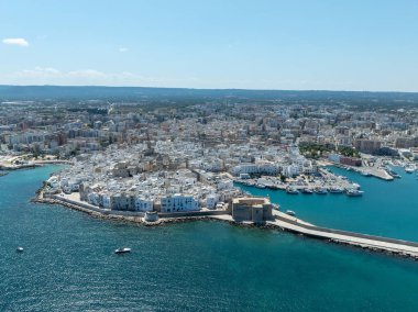 İtalya 'nın eski Monopoli kentinin havadan görünüşü