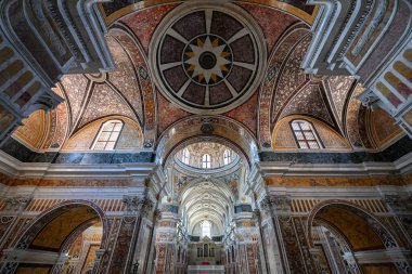 Monopoli, İtalya - 13 Ağustos 2023: Katedral Maria Santissima della Madia (Basilica Cattedrale Maria Santissima della Madia) eski şehir Monopoli, Puglia, İtalya. Apulia Bölgesi