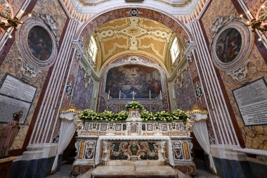 Monopoli, İtalya - 13 Ağustos 2023: Katedral Maria Santissima della Madia (Basilica Cattedrale Maria Santissima della Madia) eski şehir Monopoli, Puglia, İtalya. Apulia Bölgesi