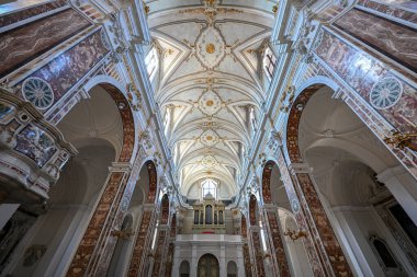 Monopoli, İtalya - 13 Ağustos 2023: Katedral Maria Santissima della Madia (Basilica Cattedrale Maria Santissima della Madia) eski şehir Monopoli, Puglia, İtalya. Apulia Bölgesi