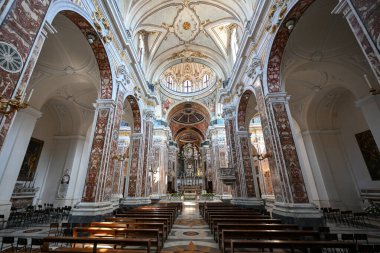 Monopoli, İtalya - 13 Ağustos 2023: Katedral Maria Santissima della Madia (Basilica Cattedrale Maria Santissima della Madia) eski şehir Monopoli, Puglia, İtalya. Apulia Bölgesi