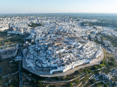 İtalya 'nın Puglia kentindeki Ostuni beyaz kentinin hava manzarası