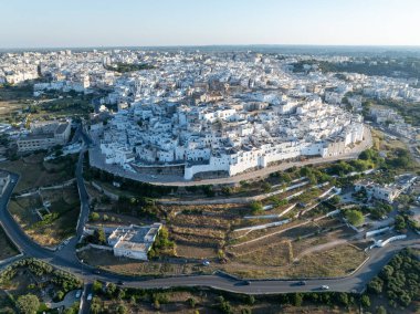 İtalya 'nın Puglia kentindeki Ostuni beyaz kentinin hava manzarası