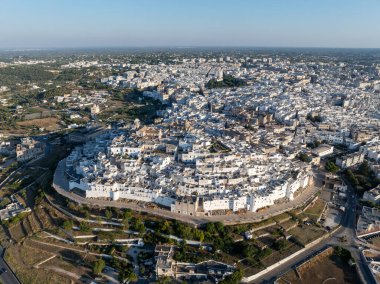 İtalya 'nın Puglia kentindeki Ostuni beyaz kentinin hava manzarası