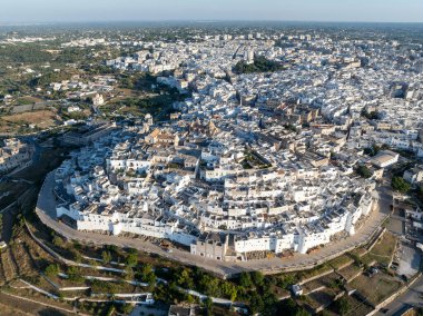 İtalya 'nın Puglia kentindeki Ostuni beyaz kentinin hava manzarası
