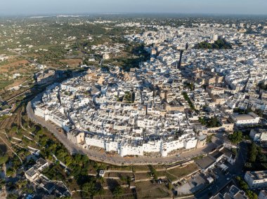 İtalya 'nın Puglia kentindeki Ostuni beyaz kentinin hava manzarası