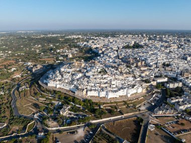İtalya 'nın Puglia kentindeki Ostuni beyaz kentinin hava manzarası