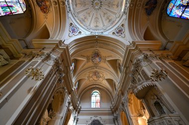 Ostuni, İtalya - 12 Ağustos 2023: Ostuni, Brindisi, Puglia, San Francesco dAssisi Kilisesi. San Francesco Kilisesi, geleneksel Fransisken babalarının antik manastır kompleksinin bir parçasıdır..