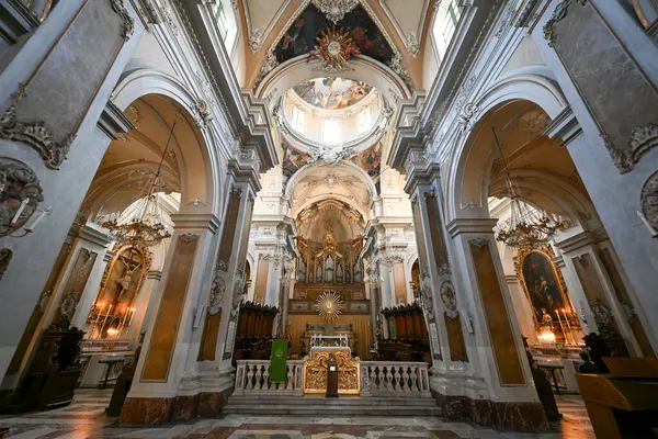 Catania, Sicilya, İtalya - 17 Ağustos 2023: Catania, Sicilya, İtalya 'daki Basilica della Collegiata Kilisesi' nin İçişleri ve freskleri.
