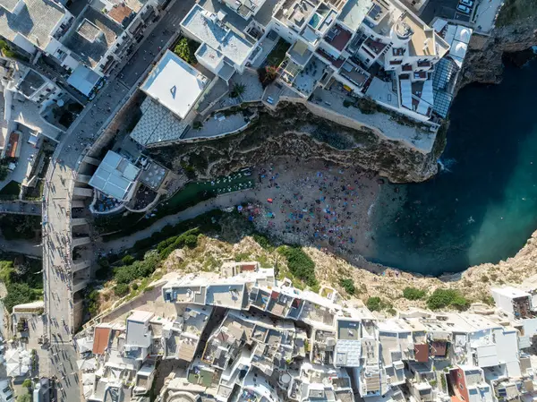 Polignano bir Mare drone atışı. Cala Paura 'nın Puglia, Polignano' daki hava görüntüsü. Güney İtalya 'nın en ünlü plajı..