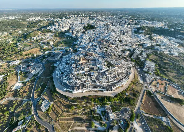 İtalya 'nın Puglia kentindeki Ostuni beyaz kentinin hava manzarası