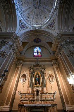 Ostuni, İtalya - 12 Ağustos 2023: Ostuni, Brindisi, Puglia, San Francesco dAssisi Kilisesi. San Francesco Kilisesi, geleneksel Fransisken babalarının antik manastır kompleksinin bir parçasıdır..