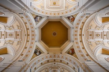 Alberobello, İtalya - 12 Ağustos 2023: Chiesa Madre Basilica Santuario SS Medici Cosma e Damiano (Aziz Cosmas ve Damian Bazilikası)