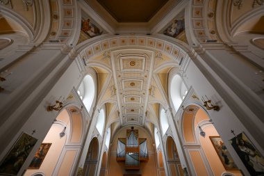 Alberobello, İtalya - 12 Ağustos 2023: Chiesa Madre Basilica Santuario SS Medici Cosma e Damiano (Aziz Cosmas ve Damian Bazilikası)