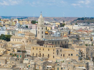 Matera 'nın (Sassi di Matera) güney İtalya' daki güzel Basilicata kentinin havadan görünüşü. Eski mağara evleri derin vadideki tufa kayasına oyulmuş, Gravina Nehri..