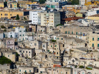Matera 'nın (Sassi di Matera) güney İtalya' daki güzel Basilicata kentinin havadan görünüşü. Eski mağara evleri derin vadideki tufa kayasına oyulmuş, Gravina Nehri..